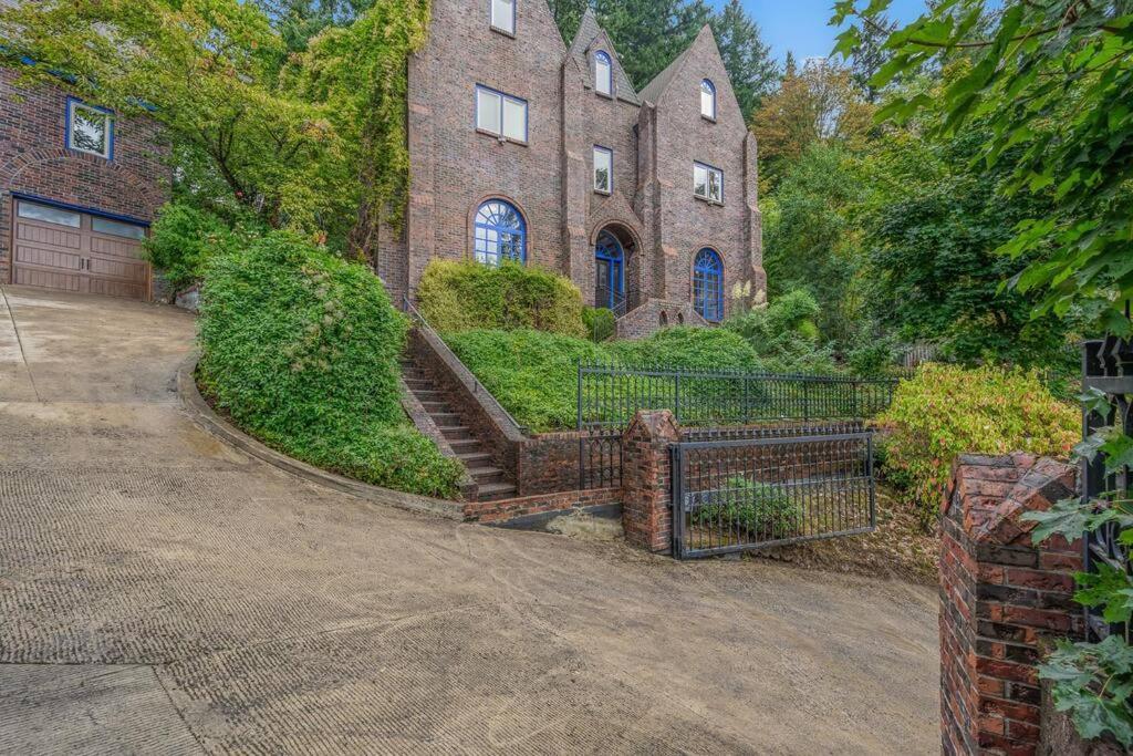 Castle Estate In Sw Minutes From Downtown Holiday home