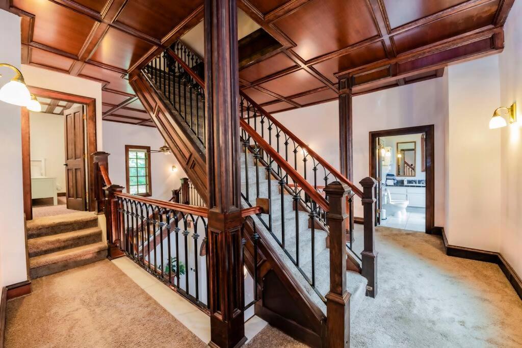 Castle Estate In Sw Minutes From Downtown