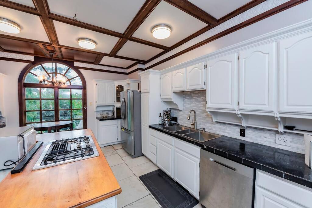 Castle Estate In Sw Minutes From Downtown *