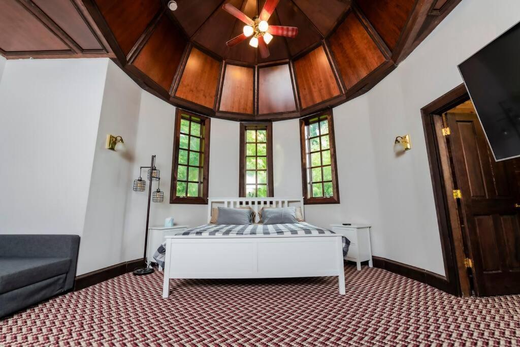 Castle Estate In Sw Minutes From Downtown Holiday home