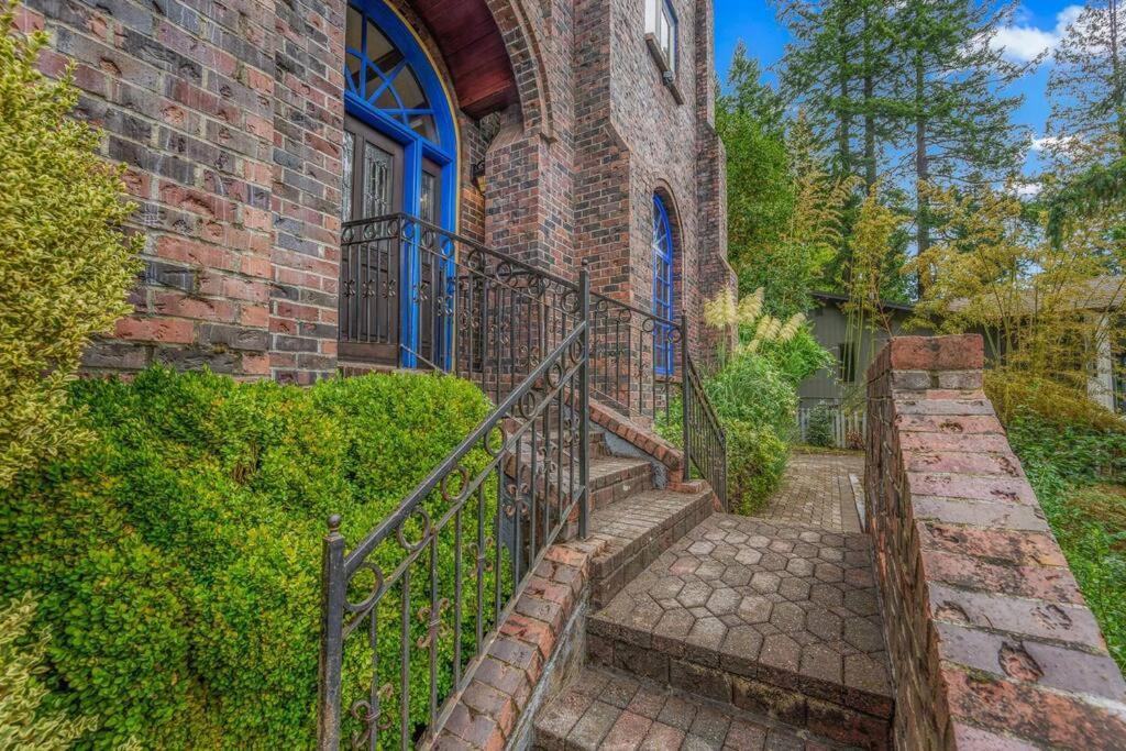 Castle Estate In Sw Minutes From Downtown Holiday home