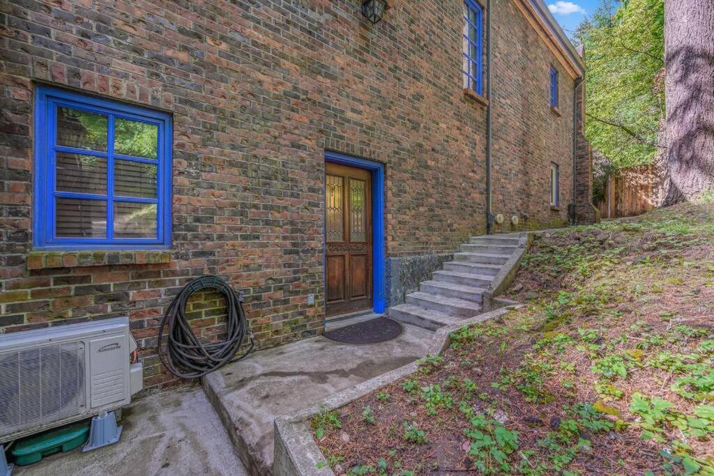Castle Estate In Sw Minutes From Downtown